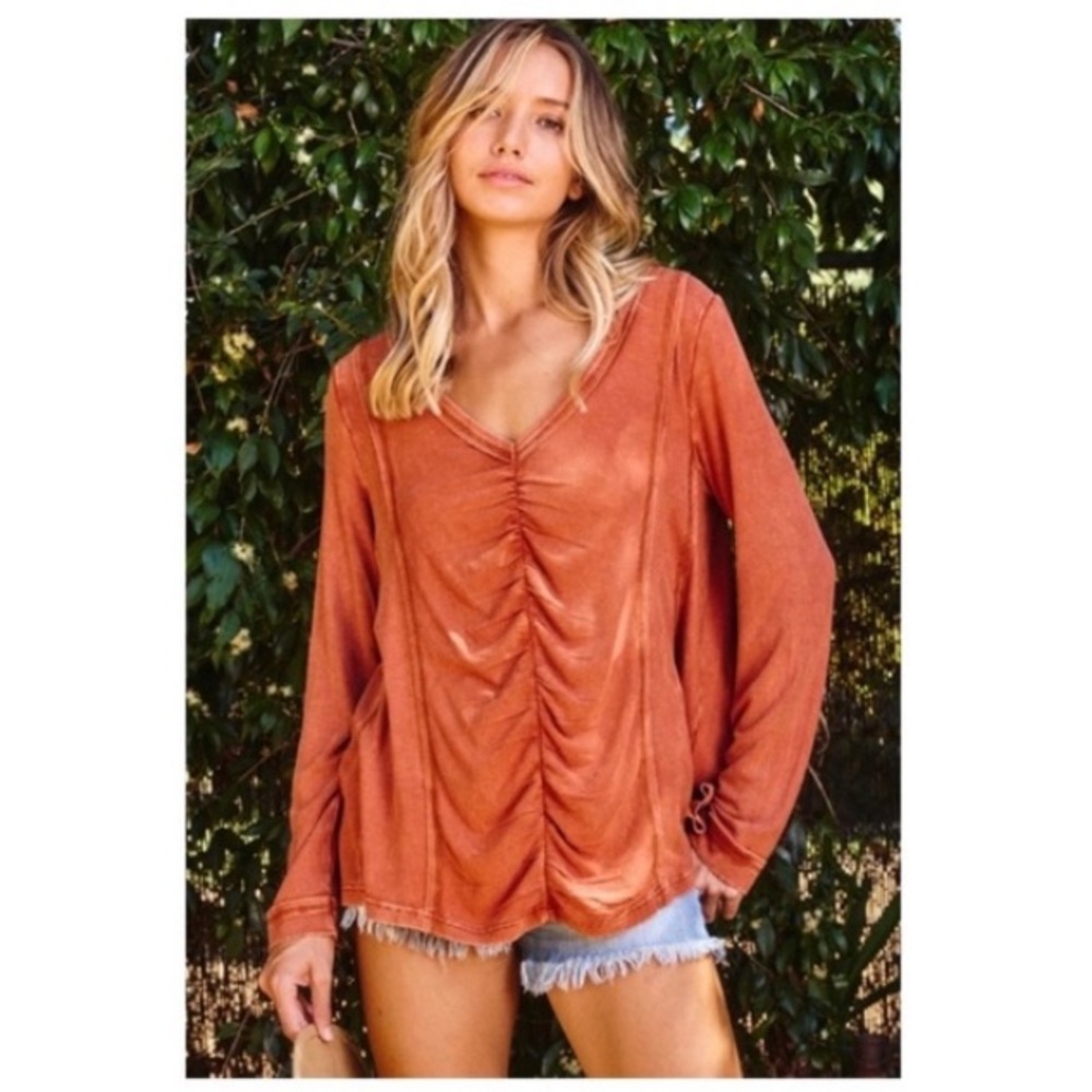✌🏼 #1381 Fun Rusty Ruched Stone Washed V Neck Long Sleeve Top